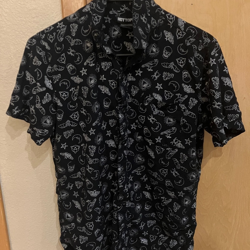 Hot topic button up shirt